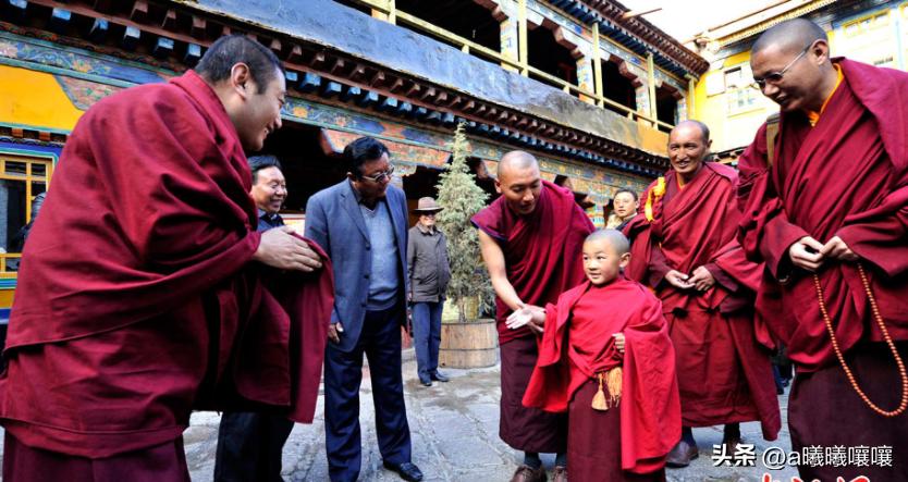 越南老人行善20年,越南一名俗家和尚长出超长耳垂