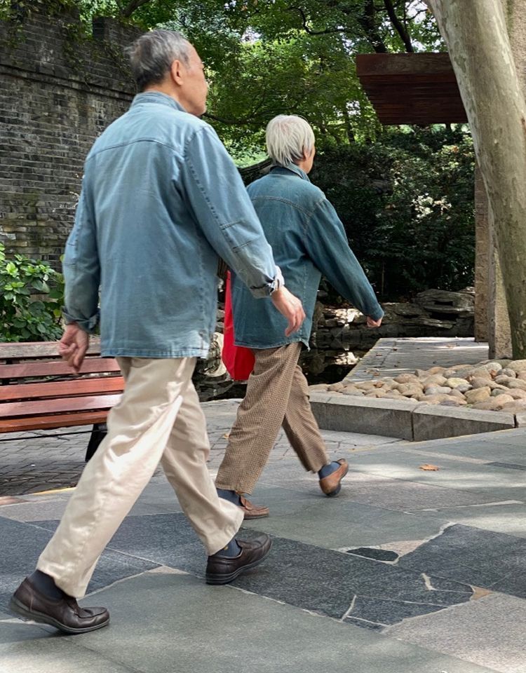 40岁后男人穿工装裤还是束脚裤,四十多岁男人适合穿阔腿牛仔裤吗