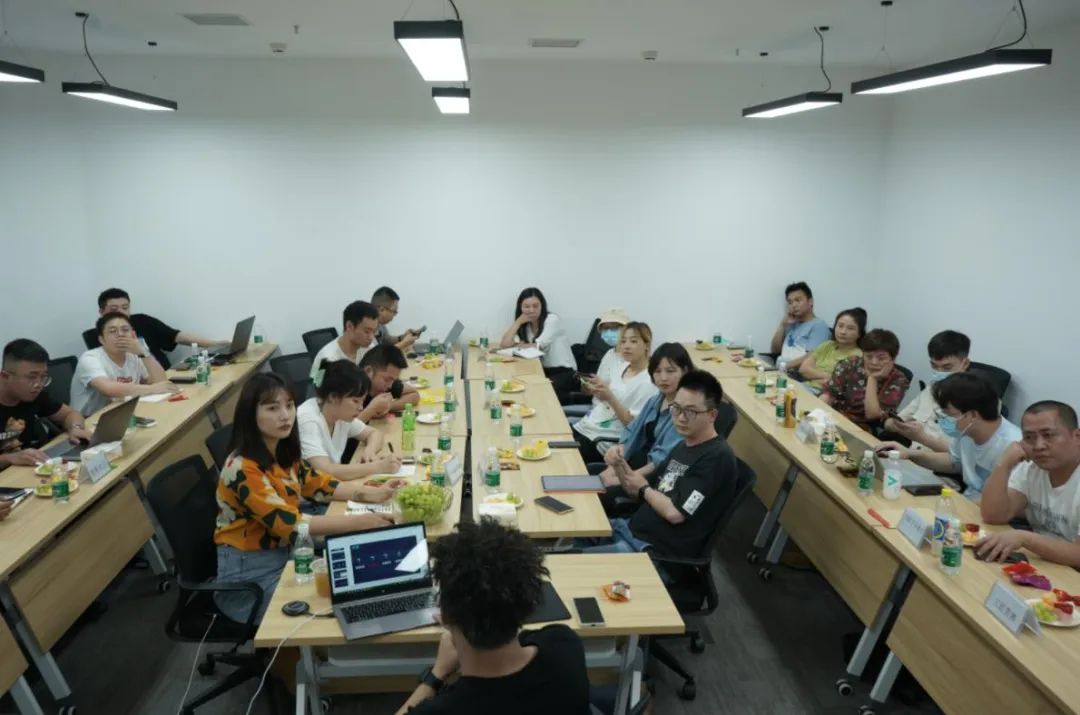 累计直播超30万小时后，五位头部DP聊了聊抖音电商的增长方*论法**