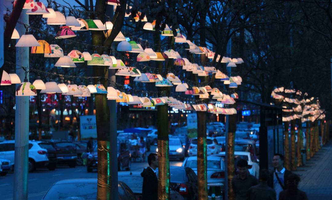 来都江堰的山间溪畔赴一场“好食光”！青山间的火锅店、花园里的小食堂......赏景美食两不误~