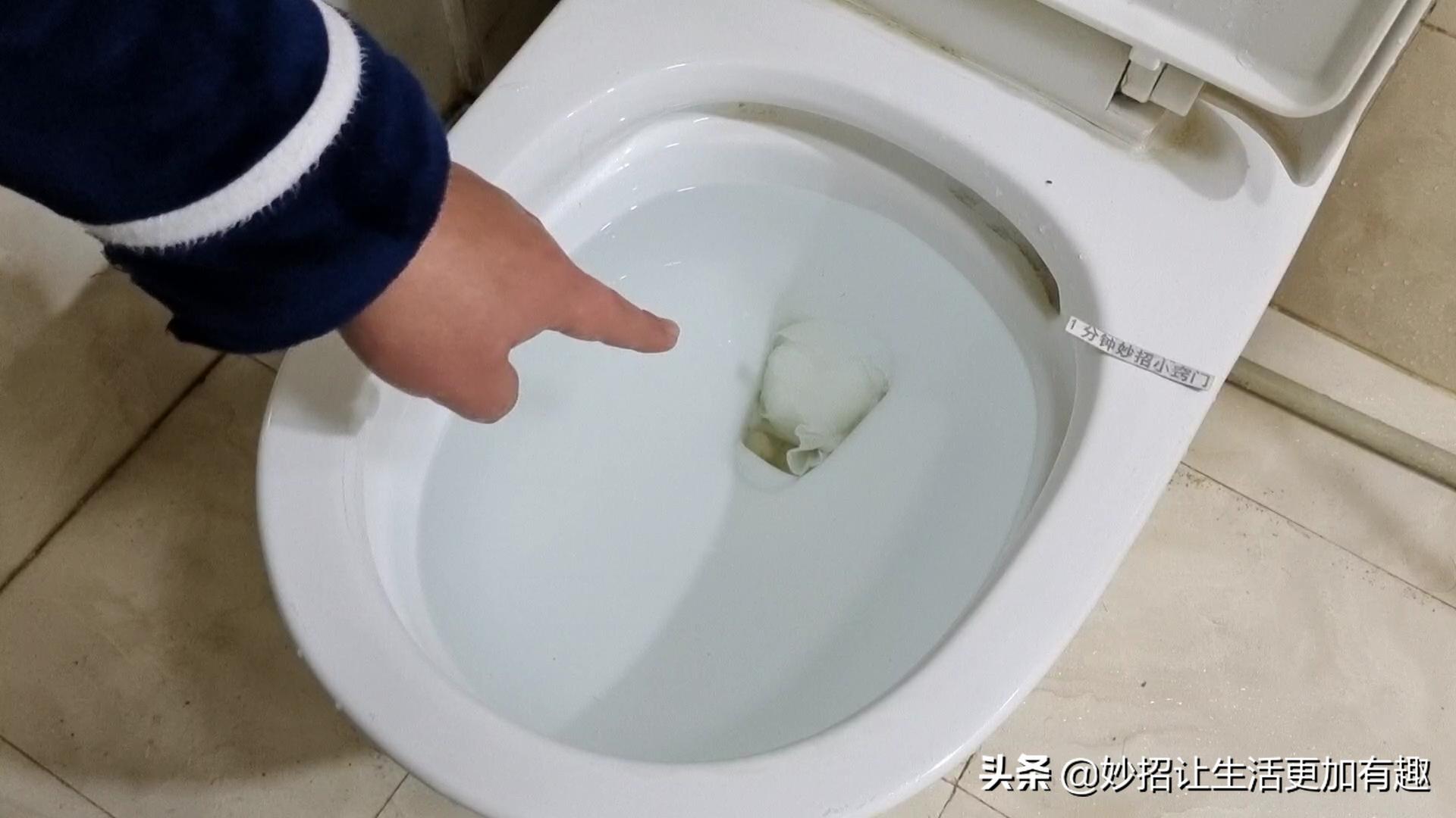 不管马桶怎么堵？老师傅教你用这种方法，不用任何疏通器