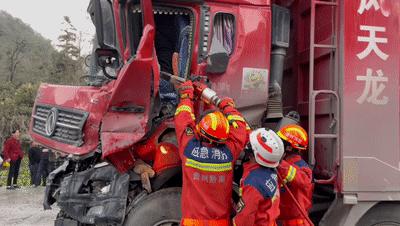 两辆大货车发生相撞事故后侧翻,两辆大货车相撞车头撞废