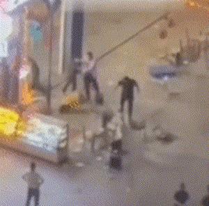 男子当街持榔头追砸女子原视频,郑州男子用硬物猛砸女子事件