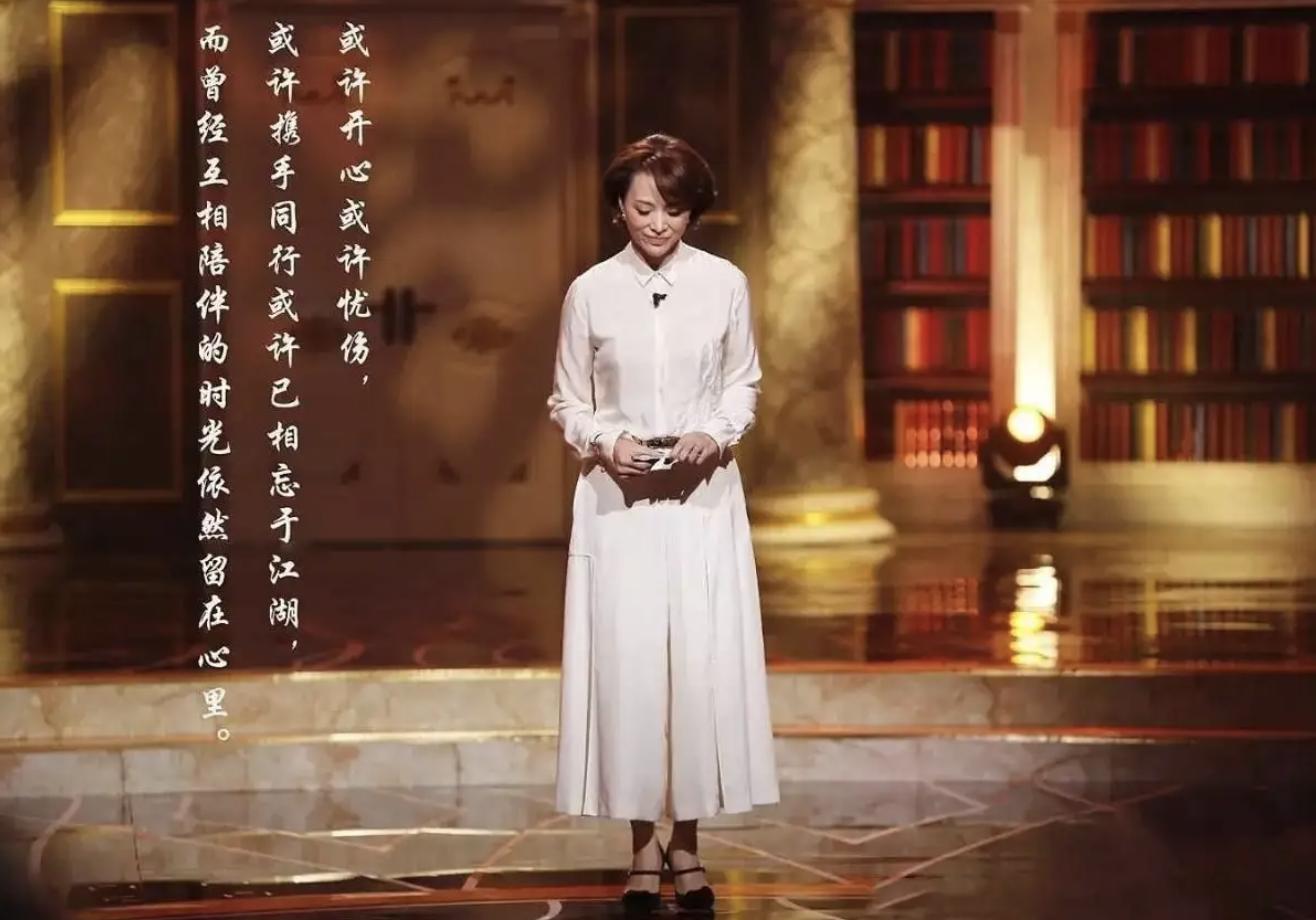 任鲁豫受伤主持节目视频,任鲁豫摔倒后复出