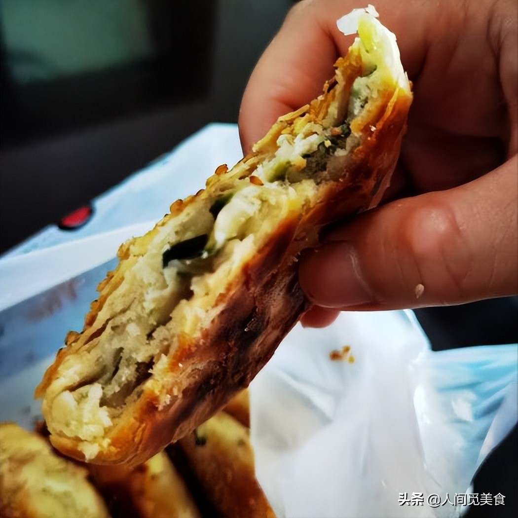 80后小夫妻摆摊卖饼,月入一万元勤劳夫妻摆摊卖饼