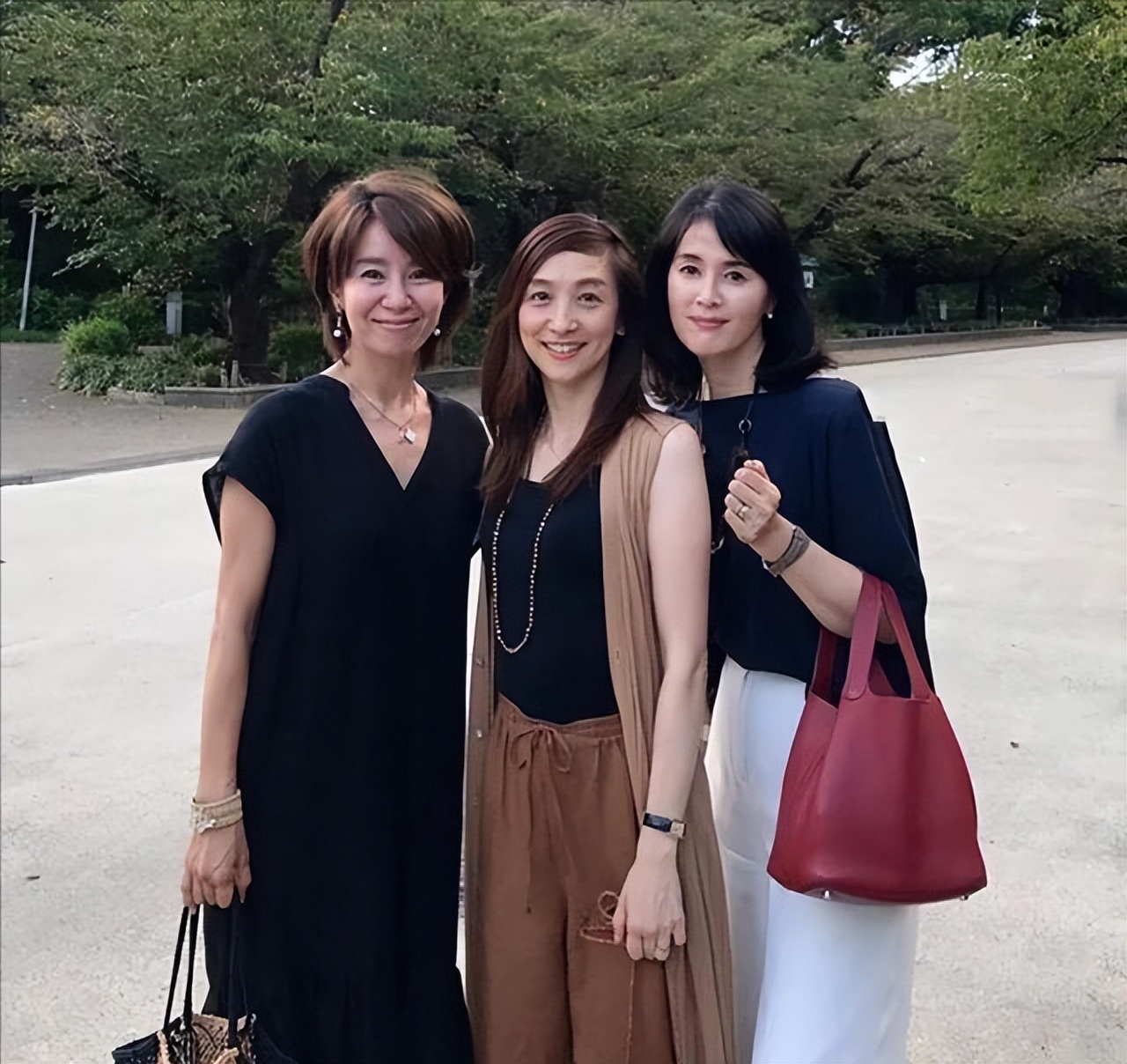 42岁唇纹深适合涂什么口红,为什么有的女人不适合涂口红