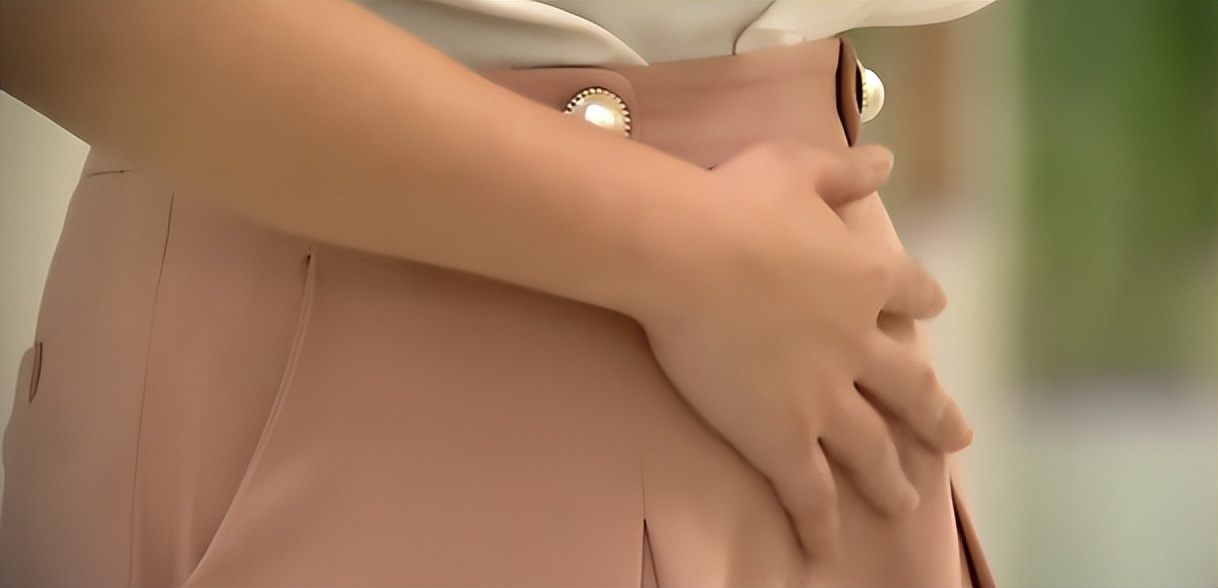 被骂上热搜的“卫生巾”，月经羞耻吗？怎么来个例假就羞耻了呢