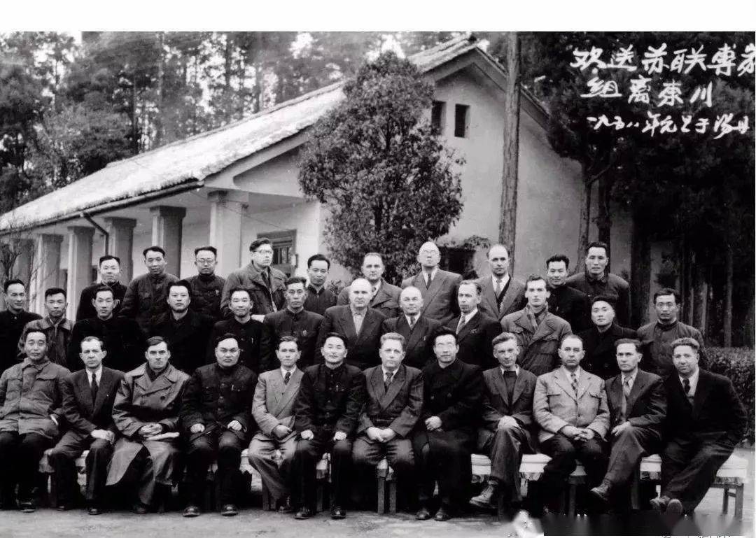 1964年原*弹子**爆炸成功,报纸刊登照片,周总理:把地面裁掉,为何