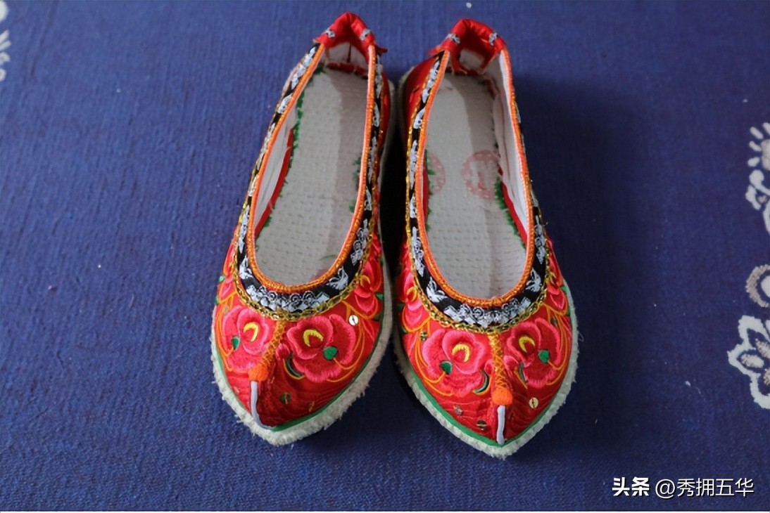 大理古城手工绣花鞋,白族手工绣花鞋