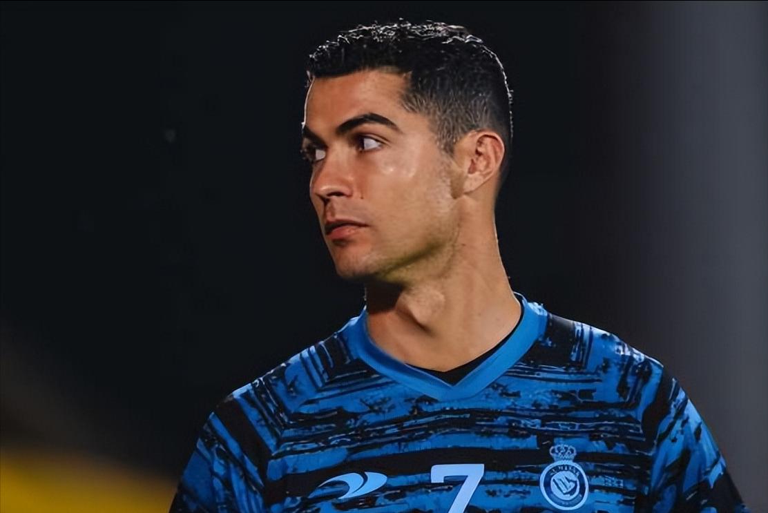 梅西与c罗巅峰对决c罗点球梅开2度,在梅西注视下c罗打破纪录