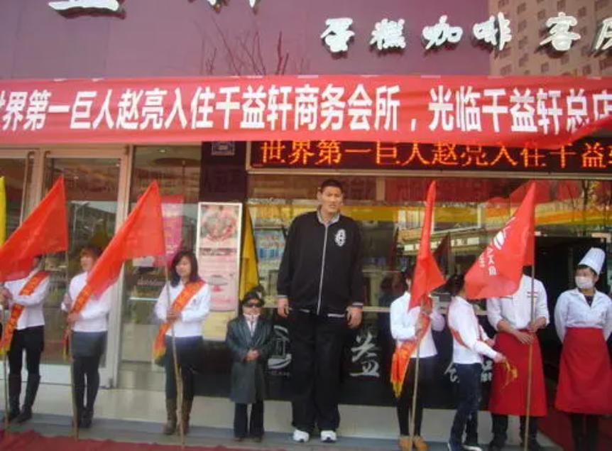 男子身患巨人症身高竟有两米四二,外国夫妇生了巨人症的孩子