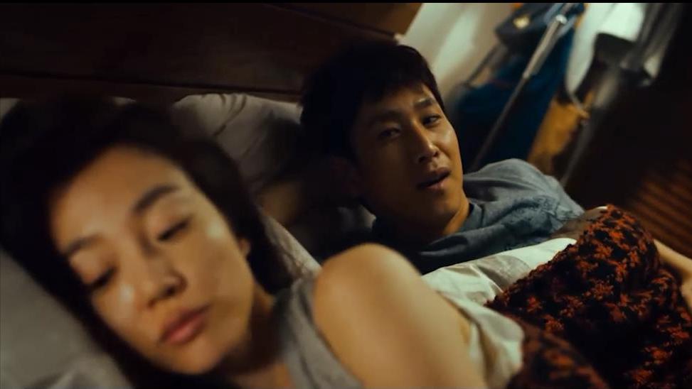 让邻居追妻子的电影,新婚夫妇被隔壁邻居盯上的电影