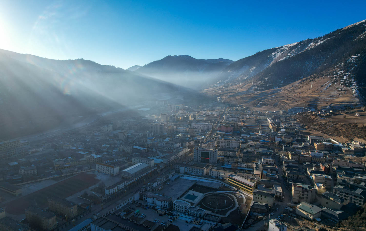 *藏西**小城以大山为名，雪山湖泊马鹿美如画，被称为东方小瑞士