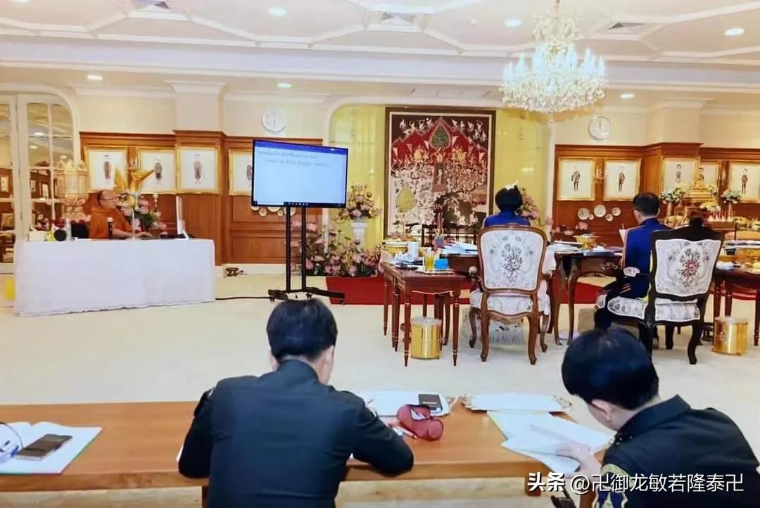 重磅！被雪藏半年之久的诗妃闪现，和国王身穿情侣装亮相