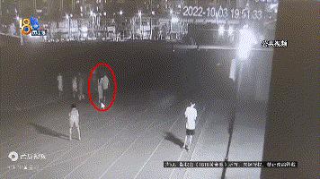 跑步被女孩撞,少年街头飙车撞伤女孩被抓