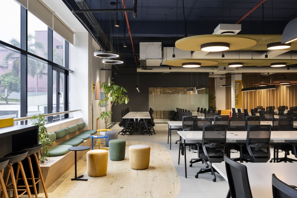 利用树木大小的室内植物模糊了办公室内外空间的界限