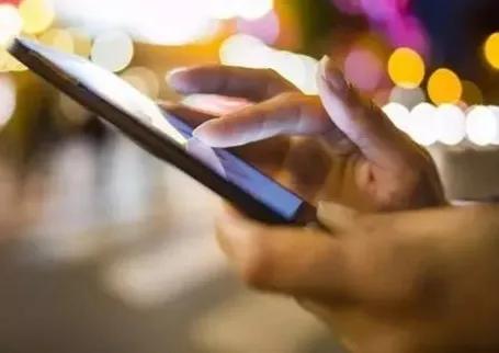 自己一个人在家偷偷看“黄片”违法吗？警察抓到如何处理？