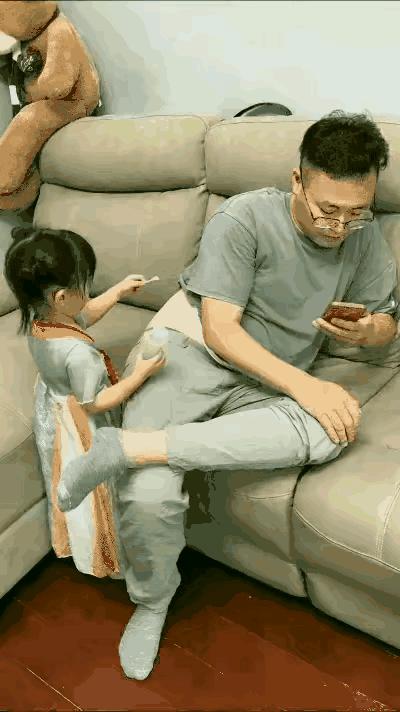 神回复：把大众车标扣下来清灰，里面藏了一个圆球，这是个啥？