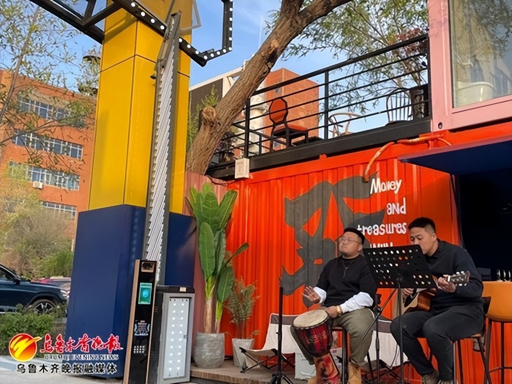 实现创业梦想，95后小伙打造露营风酒屋