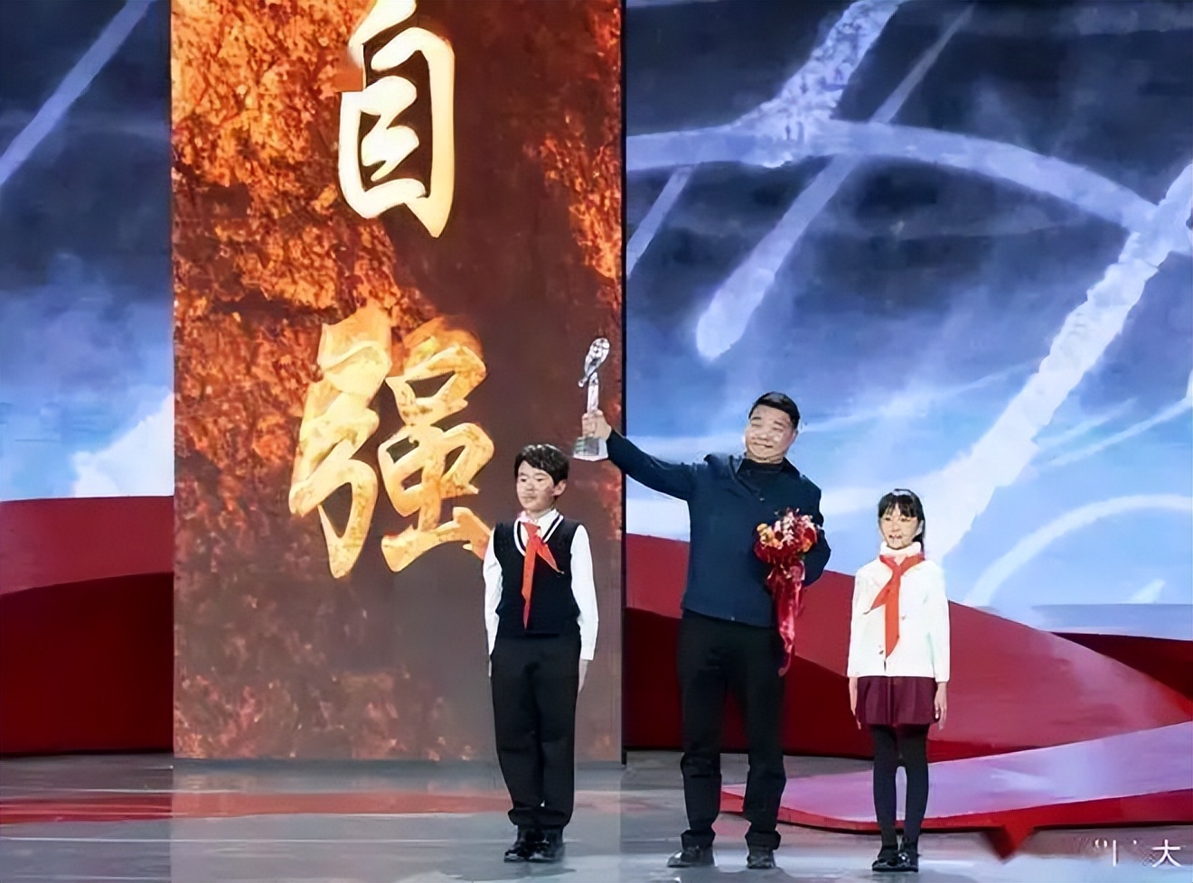 被骂“狗都不如”的脑瘫少年,带着35名残疾人创业年入1000万!背后的女人更让我感动