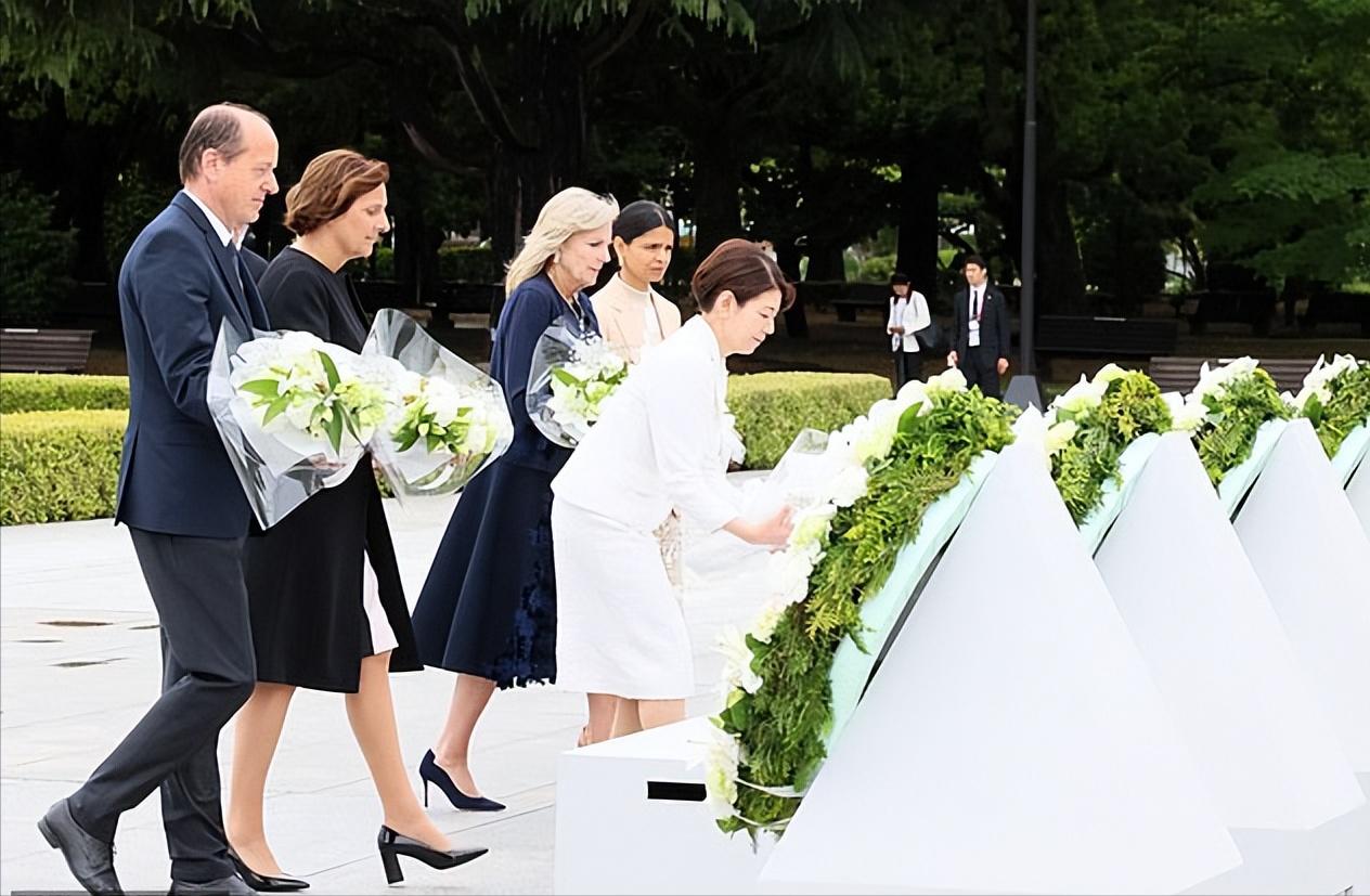 太太团在广岛G7放大招了！吉尔换成紫裙好高贵，日本夫人蓝裙翻车