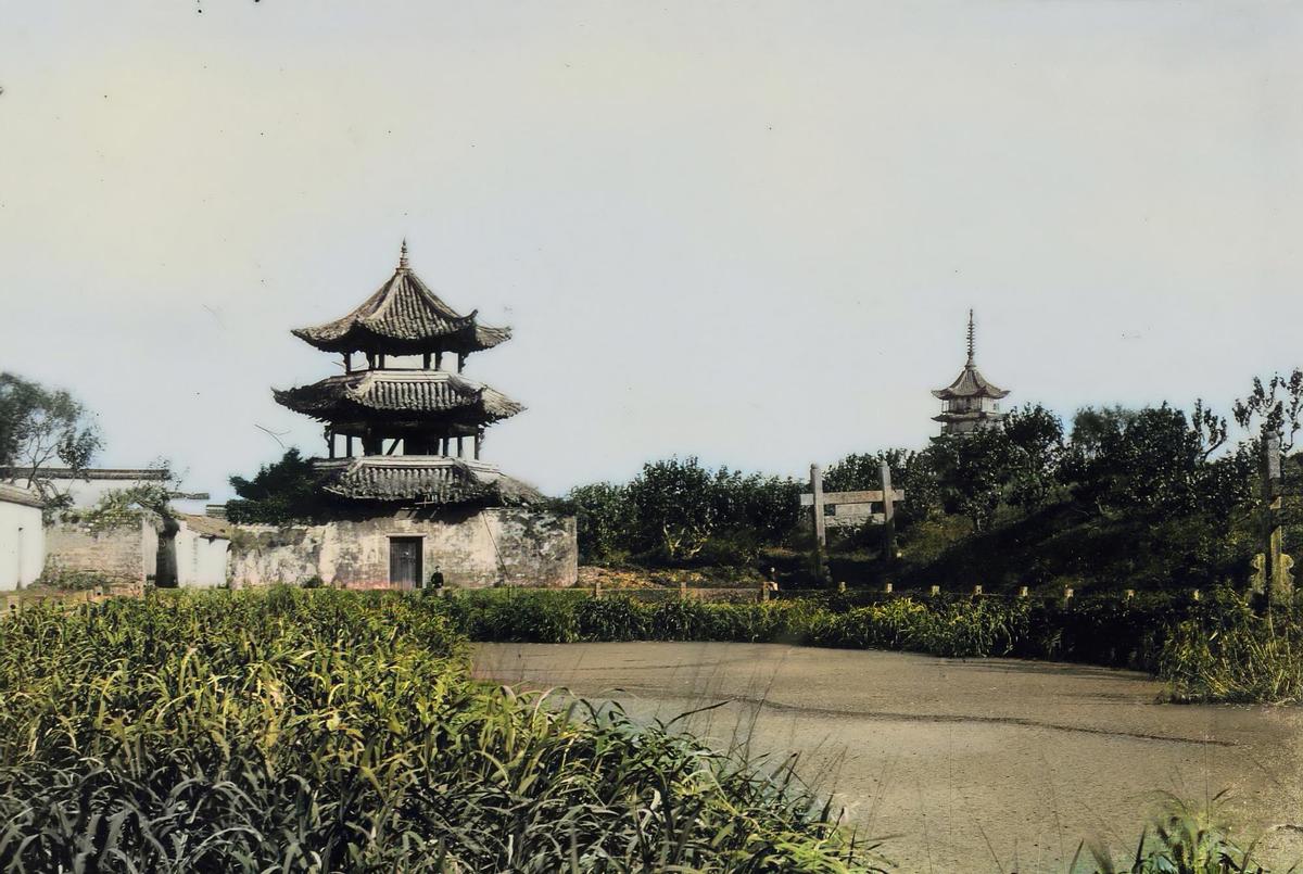 *光脱**犹太人女人衣服，集体*杀屠**，老照片再现变态的纳粹德国！