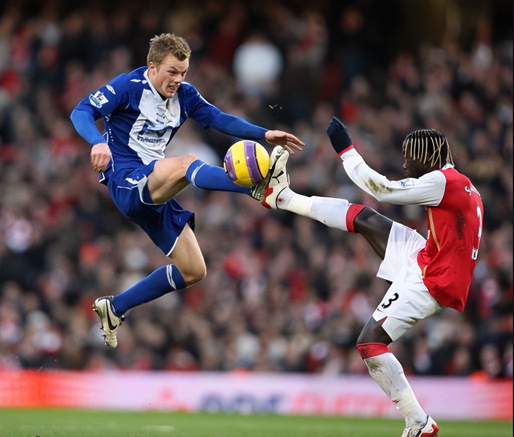 足球运动员进场时画十字架,球员上场画十字