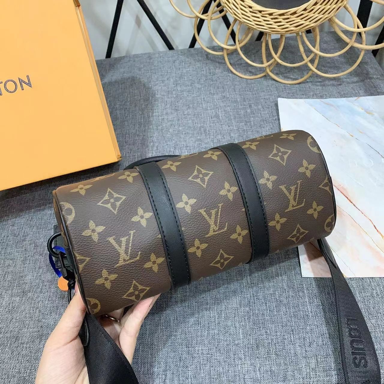 今年流行的lv圆枕头包,2022最火的枕头包图片