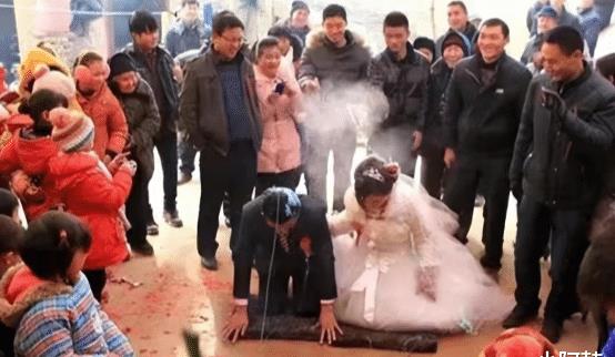 男子疑妻出轨，竟涂百草枯在她*裤内**上，发出警告