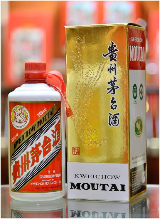 杭州一家人聚餐喝50年茅台,北京一家人吃饭喝酒视频