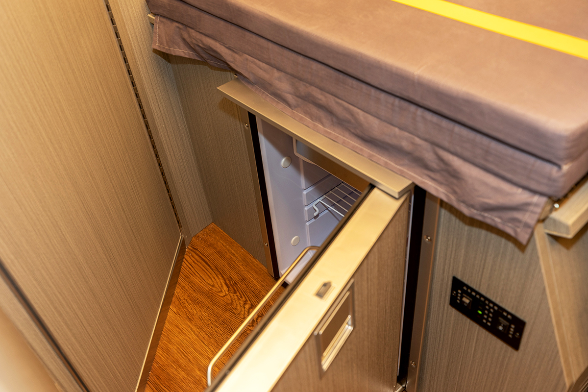 升顶b型房车可睡六人,升顶4座旅居车