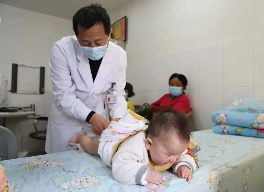 「科普」刚出生的宝宝总“歪脖”是不是病？妇幼康复大咖来解惑