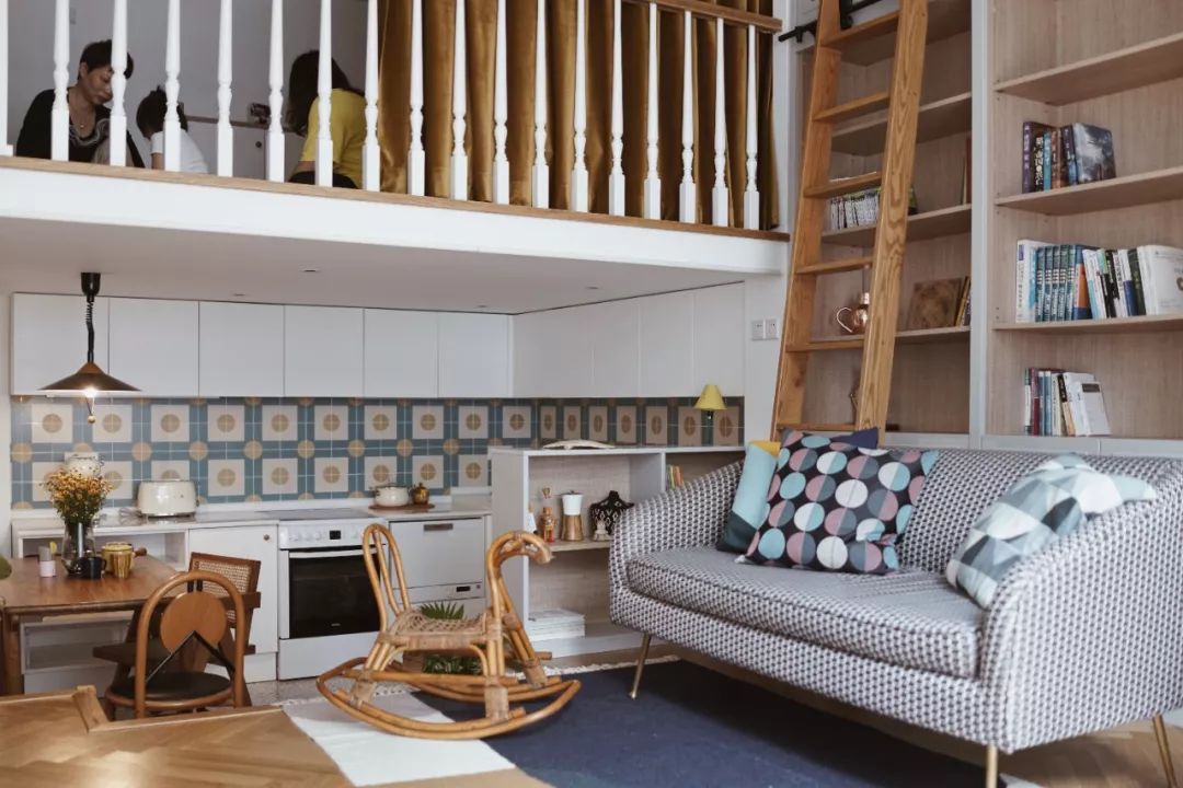 她买下32㎡老旧学区房，为女儿打造小桃园，还有20㎡超舒适大庭院