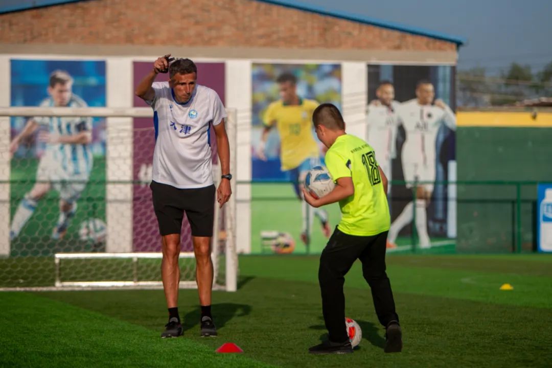 “十城带百县”助力乡村振兴|*疆新**和田足球小巴郎感受天津足协外教训练指导现场观战津超赛事