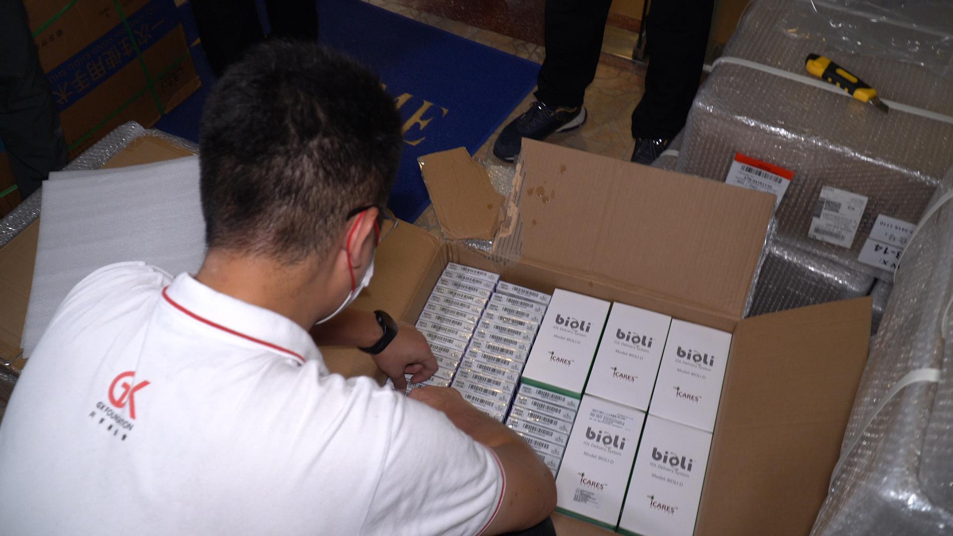 丝路盛放洋紫荆|港NGO联手内地医疗队出海扫“盲”50年柬埔寨白内障患者复明：我能看到了！