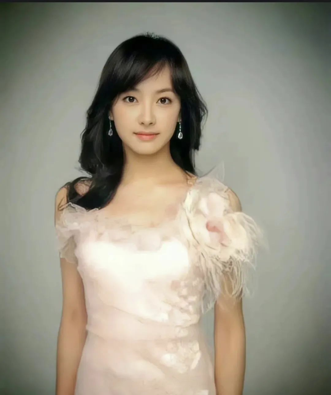 穿白t配什么发型好看,选对发型怎么穿都美炸天