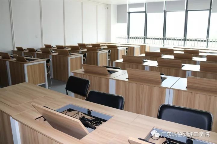 又是“别人家的大学”!“两房一厅”宿舍,“花园楼阁”餐厅!