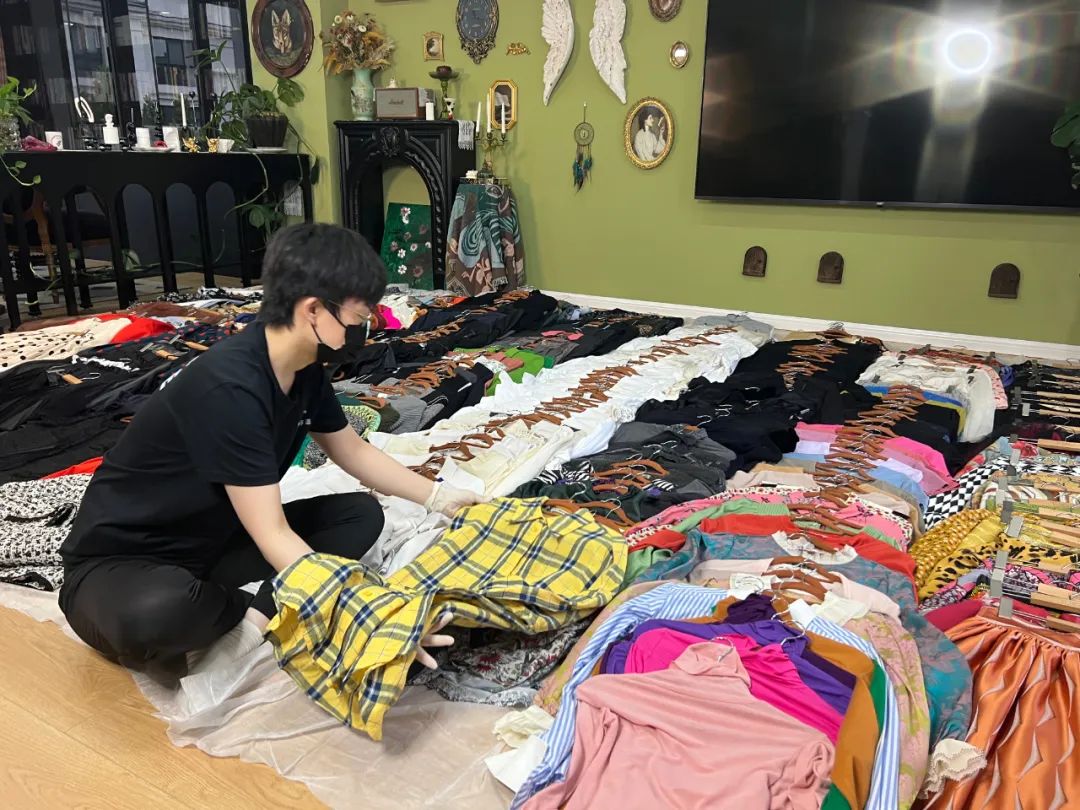 女子编理由借钱买奢侈品,女子编造理由向同事借钱