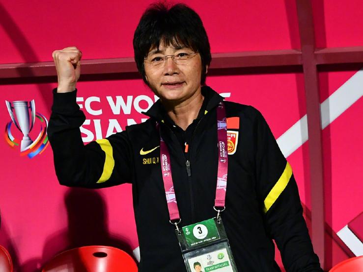 武磊王霜捧杯,m体育是哪个旗下的