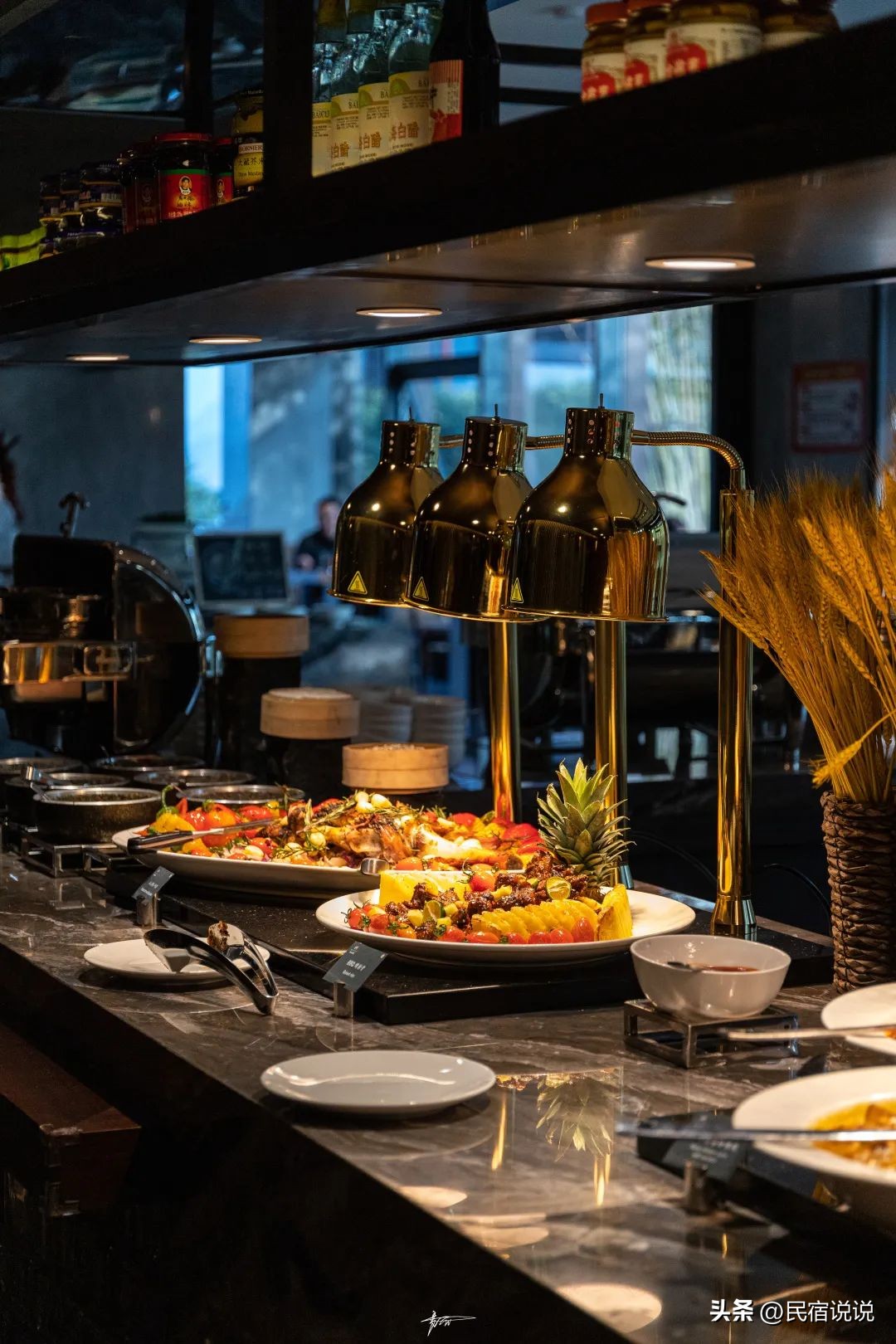 在云雾缭绕的朵花特大桥边隐藏着一家温泉酒店