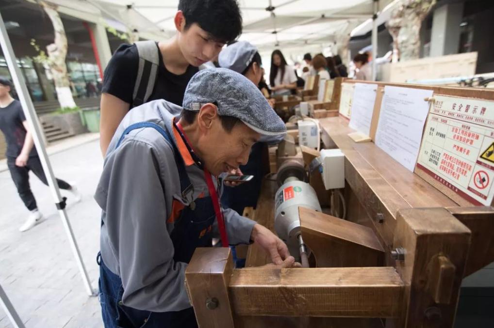 多数员工是残疾人，靠2元钱的木梳，谭木匠怎样创造出10亿财富？
