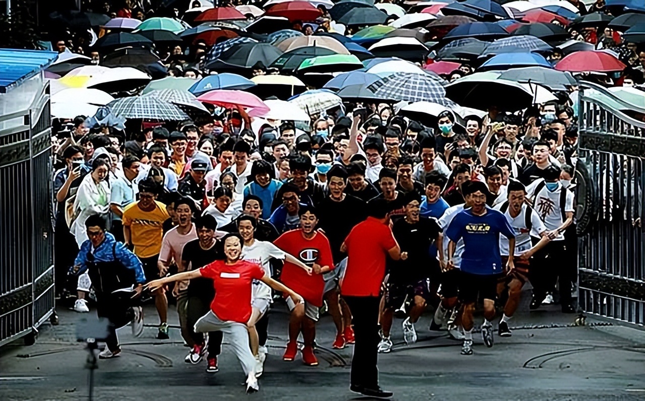 两年前，那个兴奋冲出考场“劈叉”的湖南考生，后来考了多少分？