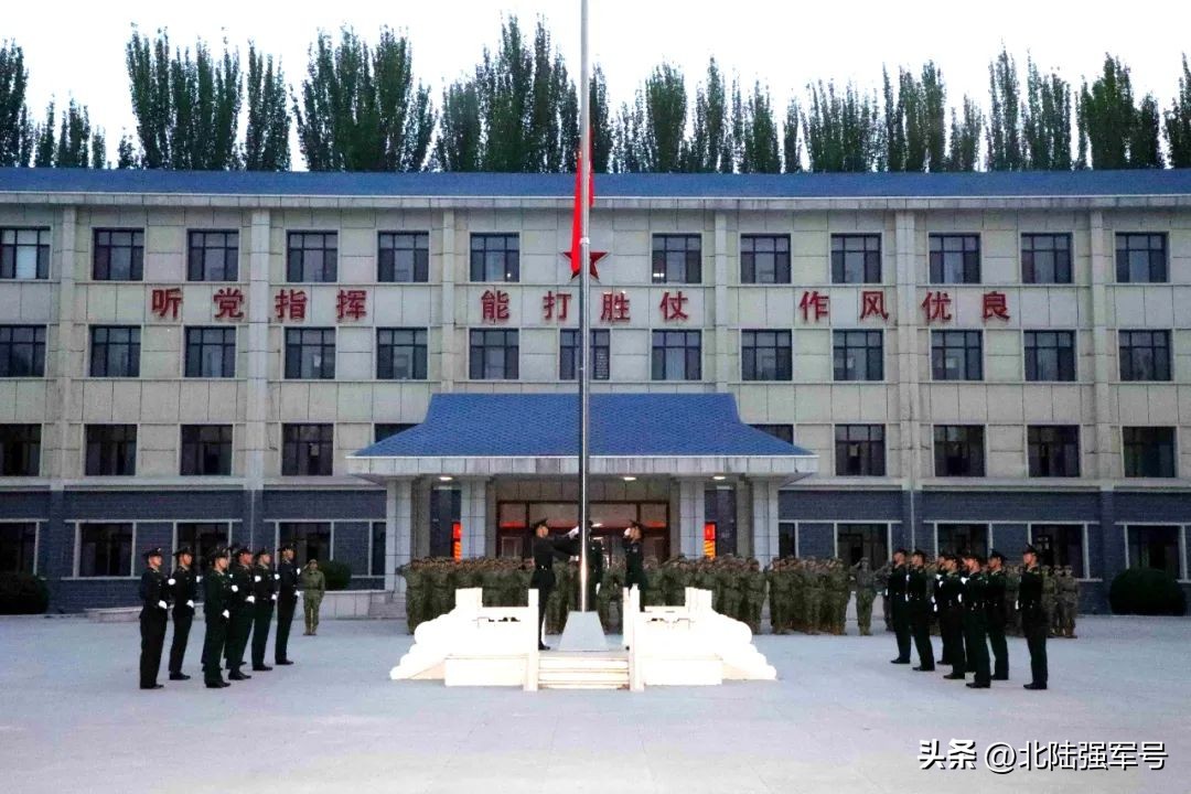 敬礼鲜艳的五星红旗,鲜艳五星红旗下敬礼视频