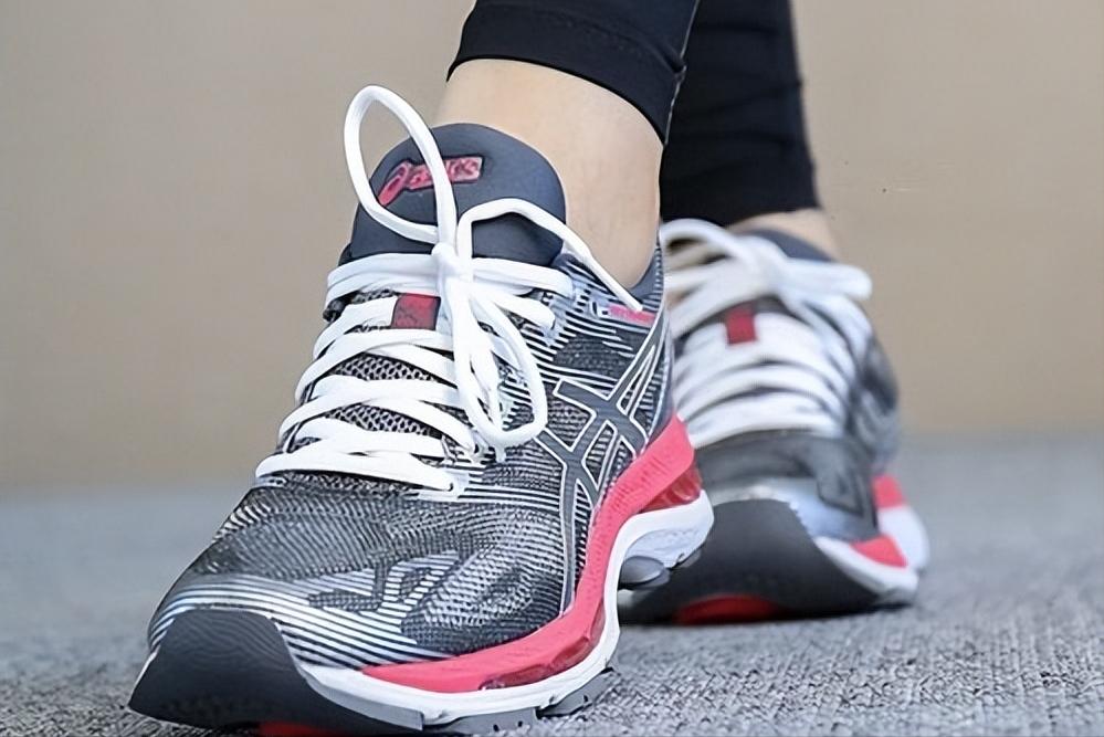 跑步的减震跑鞋怎么选？缓震跑鞋是靠什么缓震的呢？