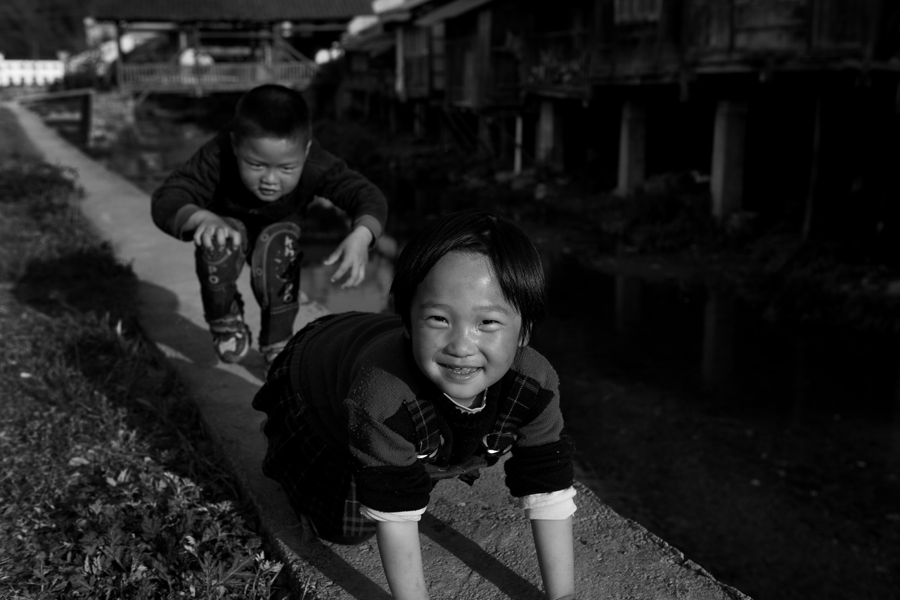 【档案】周国献摄影作品《恩施庆阳凉亭街》在《人民摄影》报发表