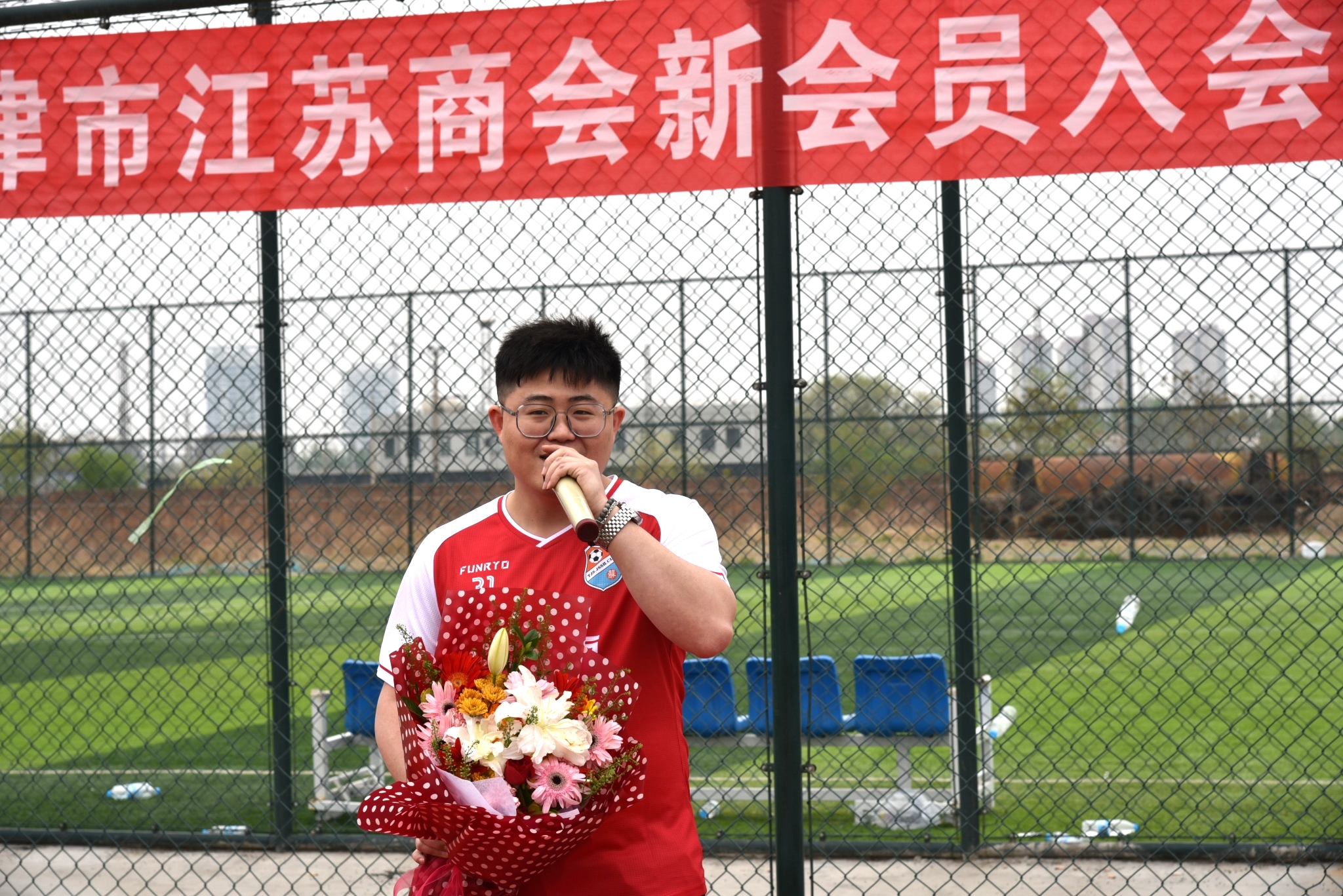 林谷春为天津江苏商会足球队授旗成建新为尤斌颁发*党**建指导员聘书