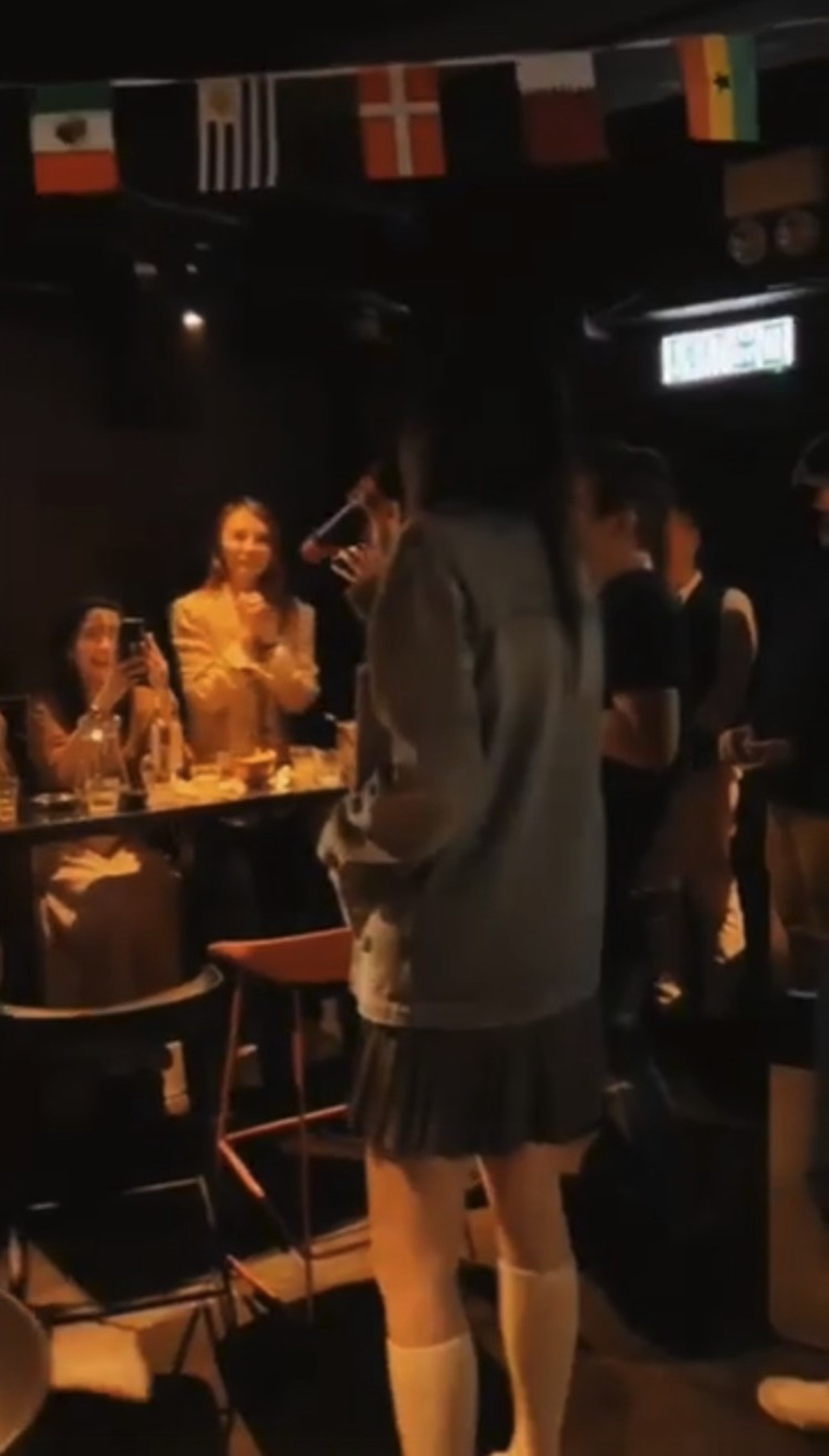 50岁陈慧琳现身酒吧,陈慧琳近照短裙配丝带鞋