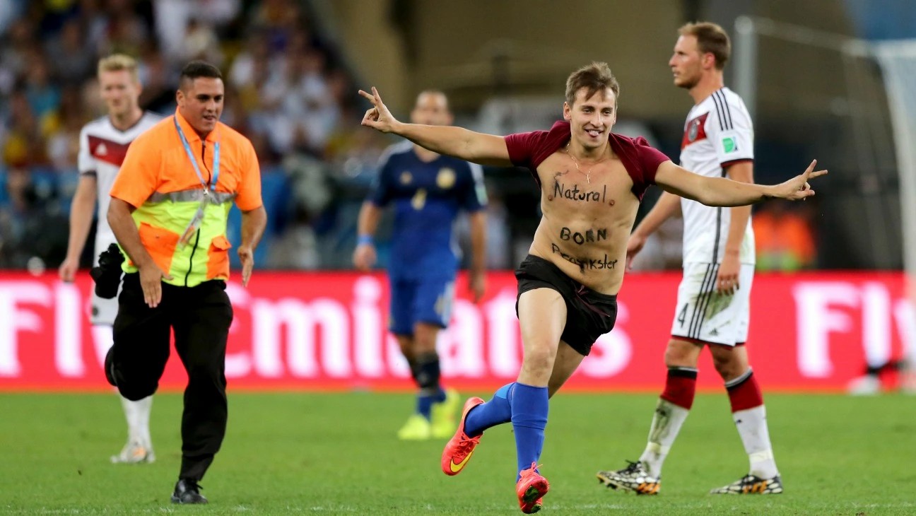 中国球迷闯球场,中国球迷拥抱梅西完整版