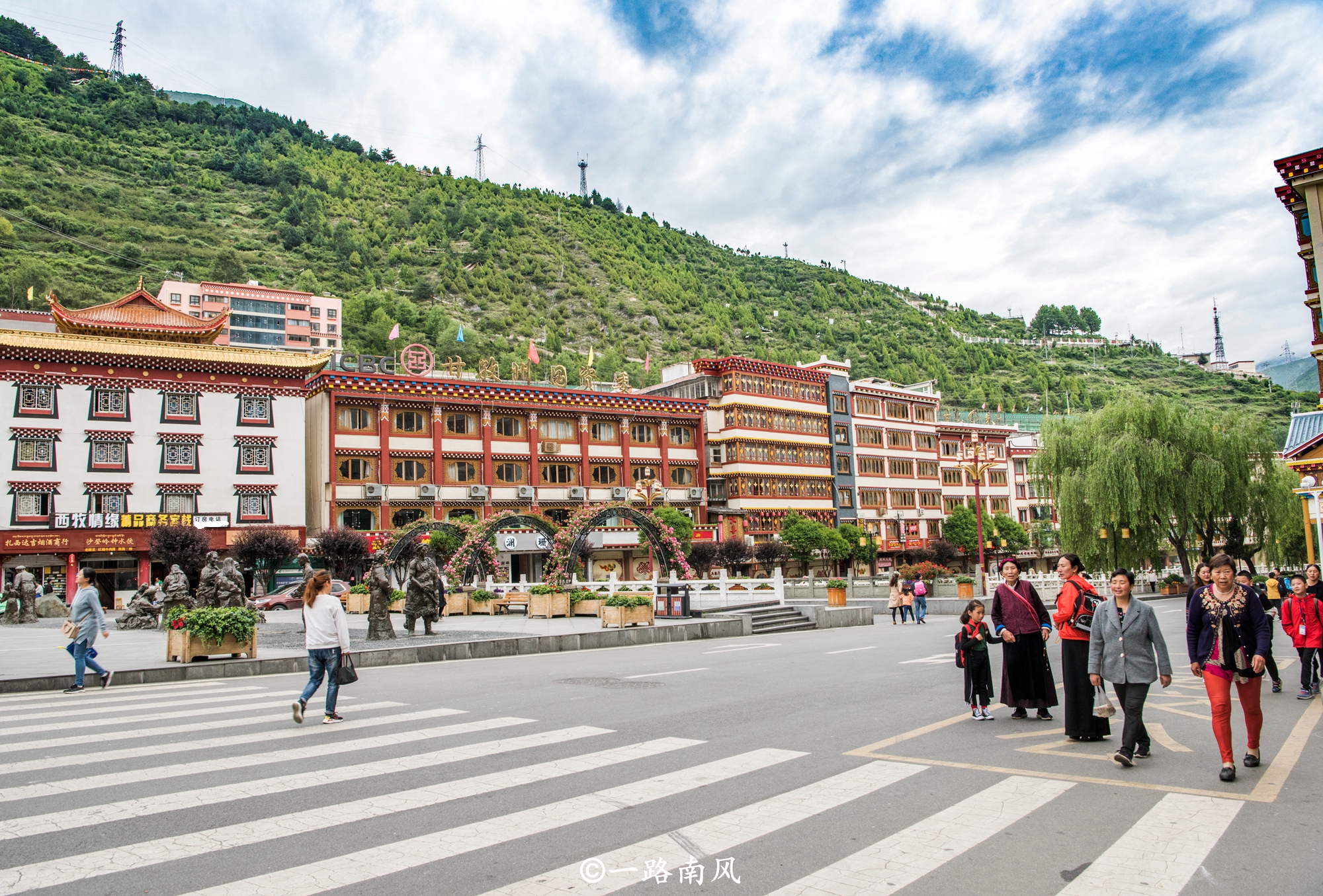 海拔2560米的四川康定城,环境不输云南丽江,游客却并不多