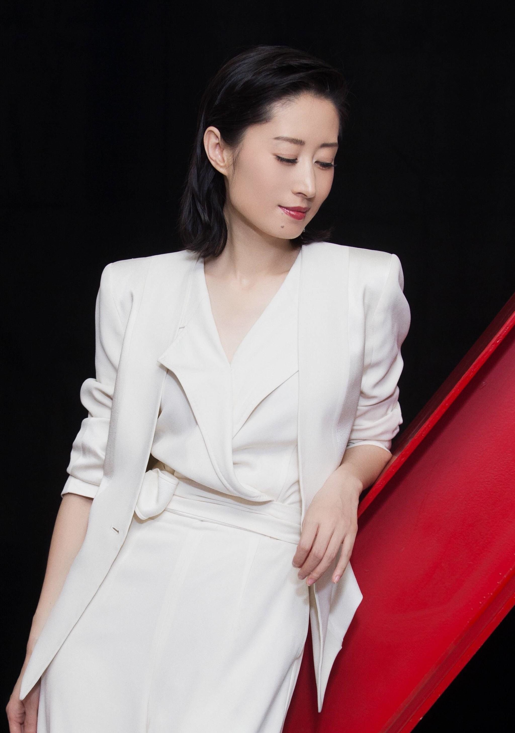 女士的法则刘敏涛短发,今年最流行的减龄短发中年款